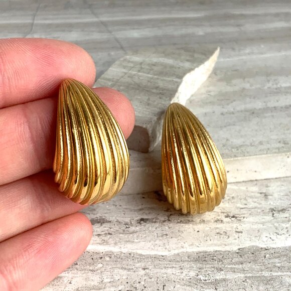 NEW ~ Anthropologie Amber Sceats Ribbed Hoop Gold Earrings - Picture 10 of 13